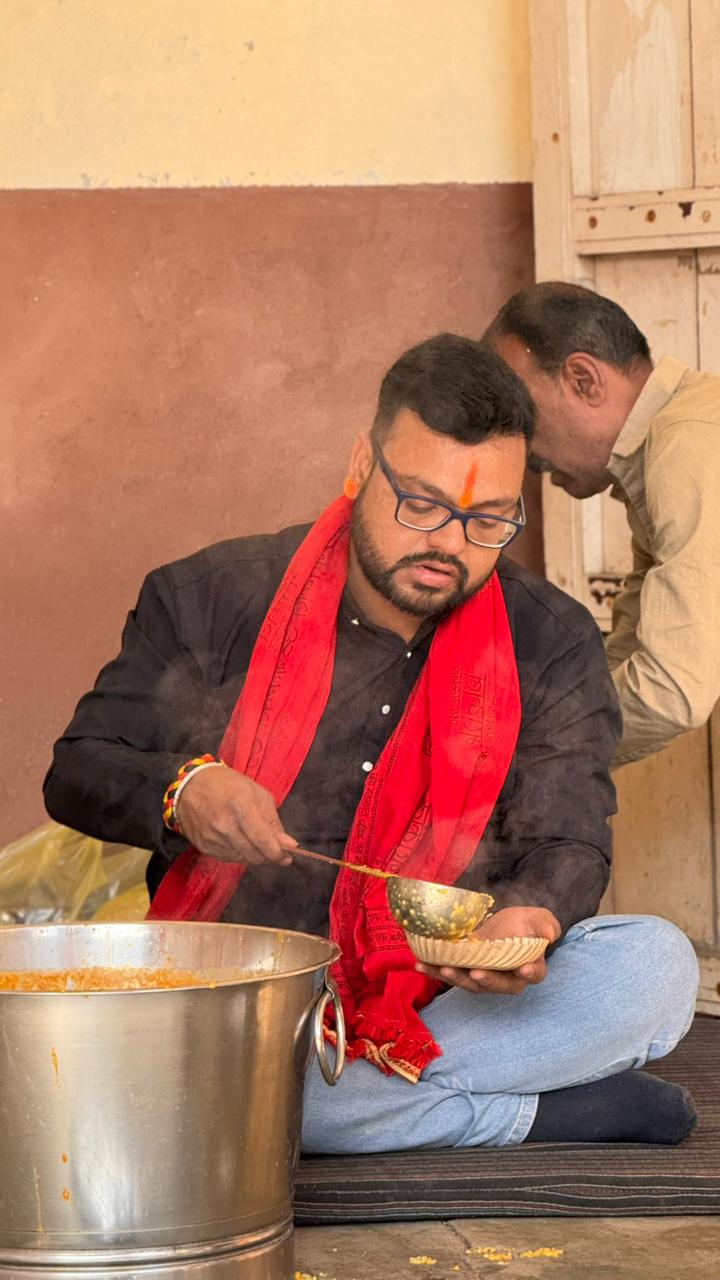 Serving hot prasad with a golden ladle
