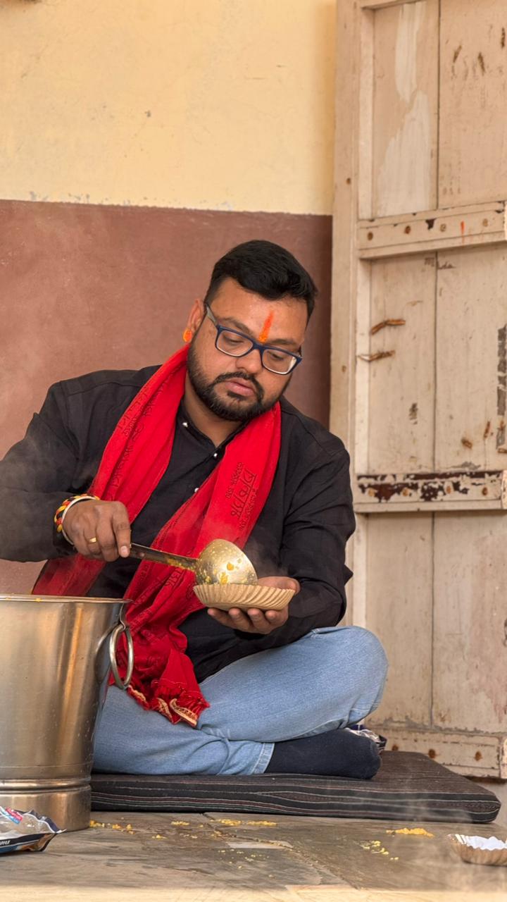 Ladling khichdi into a leaf bowl